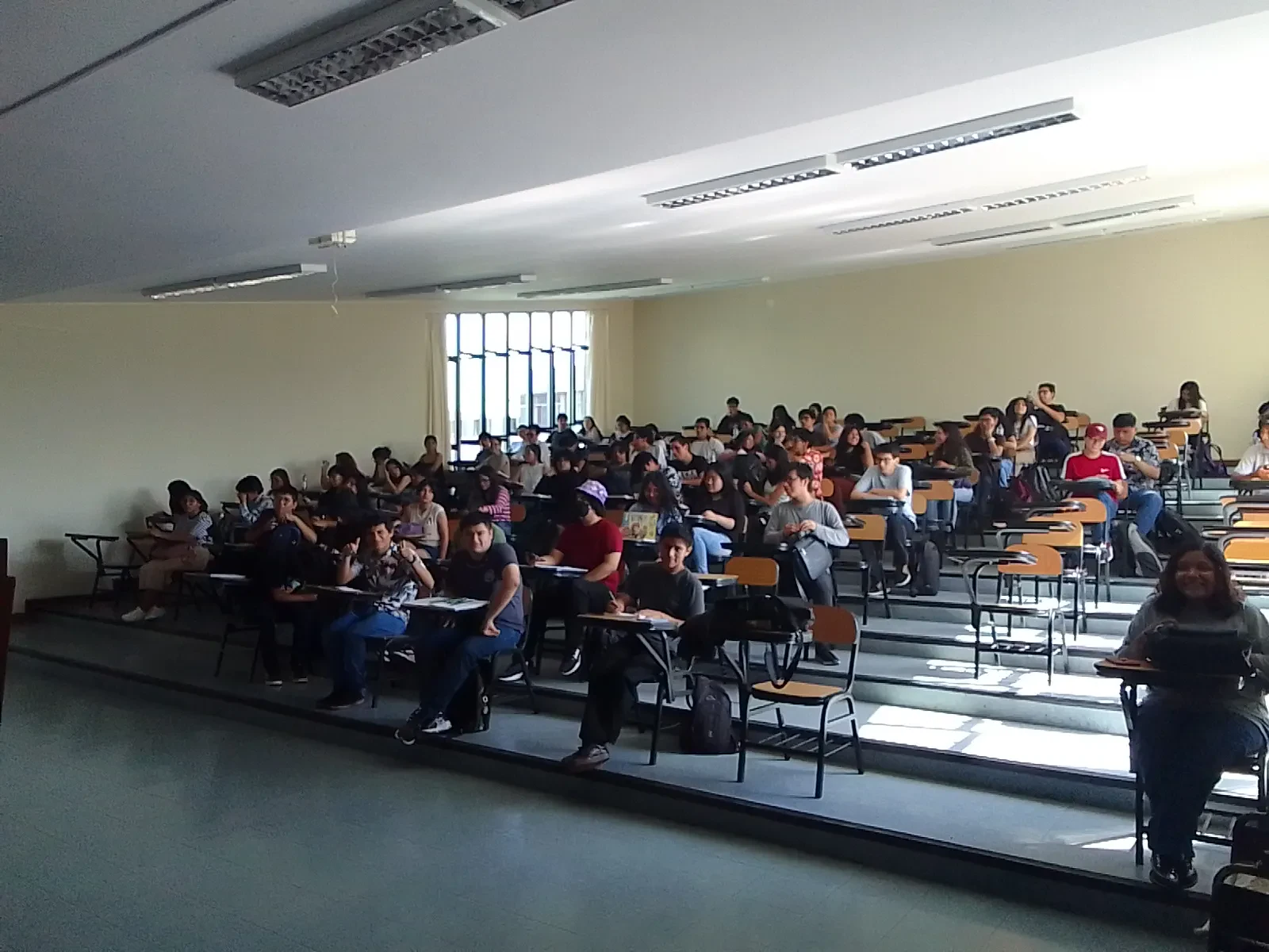 Docente del CBTA No. 69 durante una clase en el plantel (foto 2 de 4)