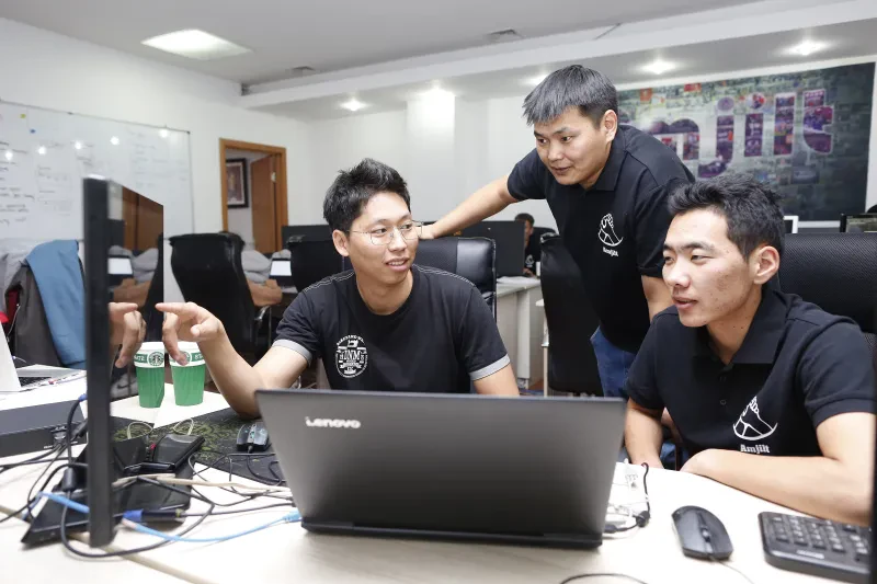 Alumnos del Técnico en Ofimática trabajan en la sala de cómputo del plantel (foto 1 de 6)