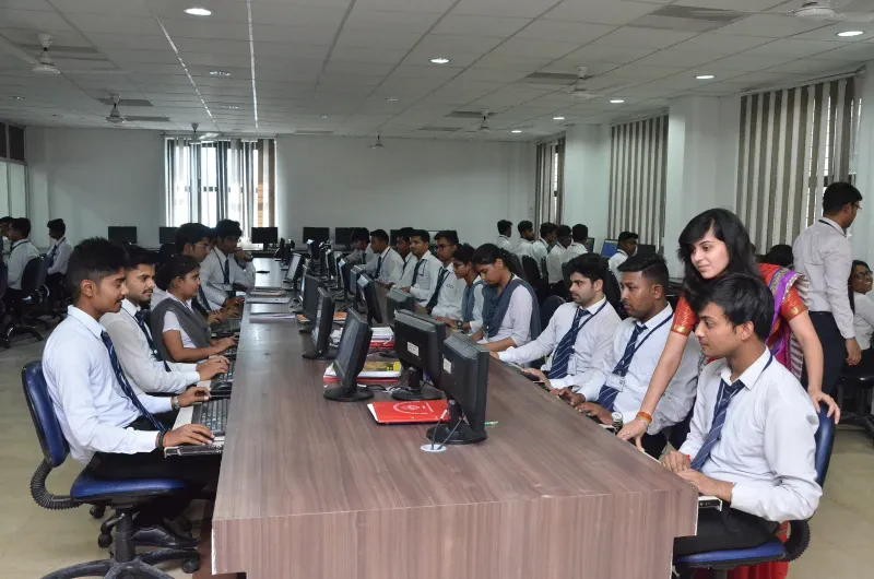 Alumnos del Técnico en Ofimática trabajan en la sala de cómputo del plantel (foto 3 de 6)