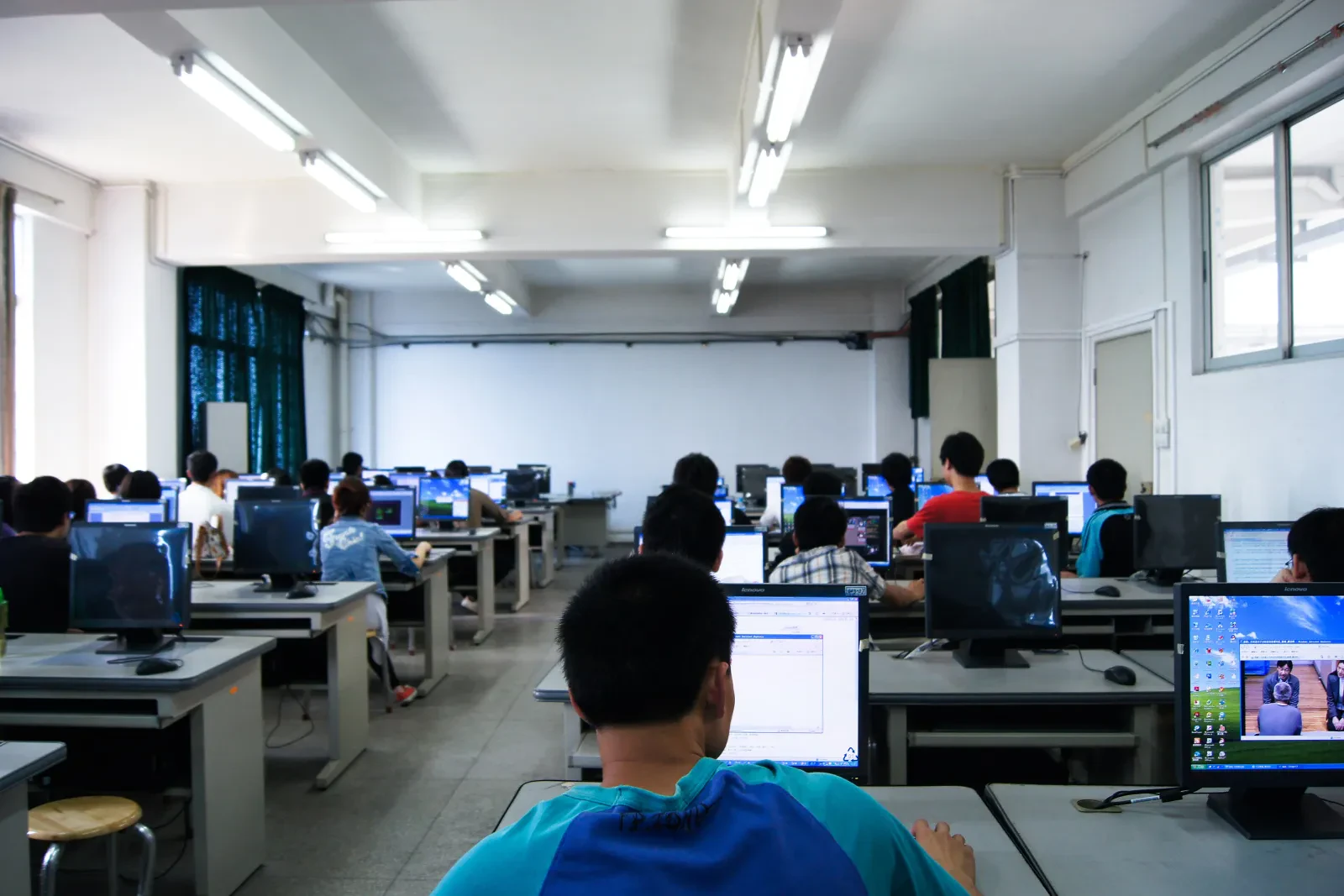 Alumnos del Técnico en Ofimática trabajan en la sala de cómputo del plantel (foto 4 de 6)