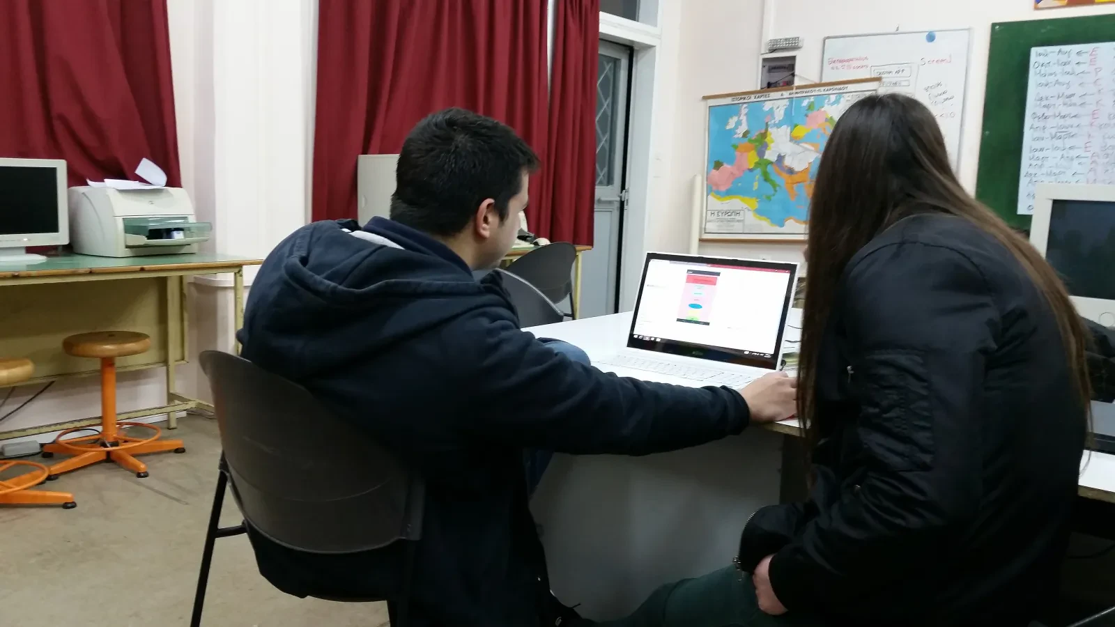 Alumnos del Técnico en Ofimática trabajan en la sala de cómputo del plantel (foto 5 de 6)