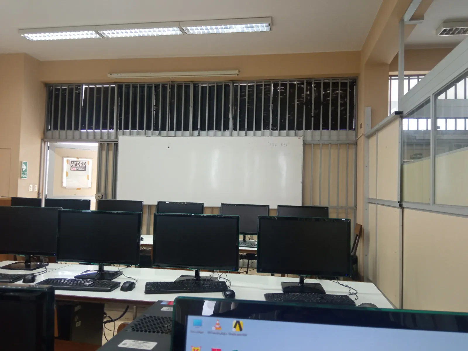 Alumnos del Técnico en Ofimática trabajan en la sala de cómputo del plantel (foto 6 de 6)